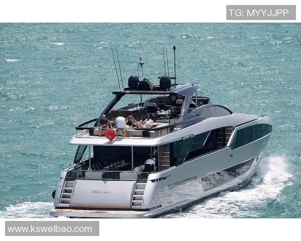 足球明星与豪华游艇亲密合影视频展现奢华生活与运动激情的完美结合