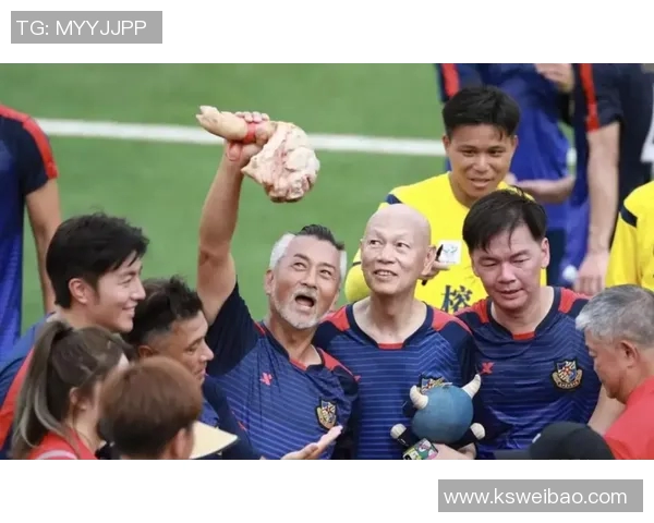 足球明星街头遭粉丝热情围堵要求合影瞬间引发热议与欢笑